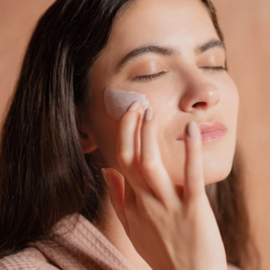 <p>Deux gestes pour hydrater et protéger votre peau au quotidien.</p>